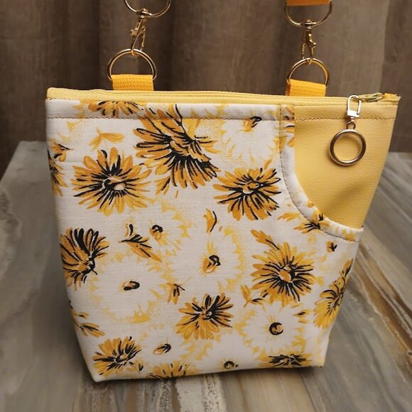 New Travel Sling Crossbody Yellow White Pebbled faux leather & Daisy fabric Gold - Picture 14 of 15